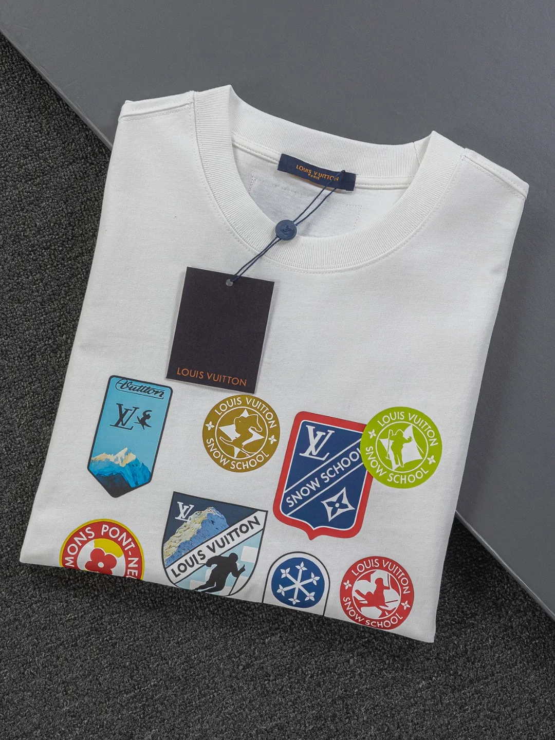 🅿️190 Louis Vuitton 1V LV micro-wide version S-XL LV 26ss New product counters are on the shelves at the same time Multi-process digital direct printing Various travel patches on the chest Micro-stamp printing Round-neck short-sleeved T-shirts, the same style for men and women! Consigned to one-to-one creation. Synchronized with the official website, pure cotton fabrics at the counter! It is close to the skin and comfortable, durable and easy to wear. It has a classic and simple logo design and meticulous original craftsmanship. Short-sleeves, a must-have item for men, do not appear to be the same for the general public, but must be unique and eye-catching. This LV short-sleeve is all about quality, comfort, the same shape and fashion as always, including fabrics and cutting techniques. All of them have been made with great effort! 320 grams of washed pure cotton fabric, pure cotton is breathable, very refreshing and comfortable for daily wear. The rib knitting on the neckline is smooth and tight, and the neckline will not be skewed if you toss it at will. The loose version, you will find that it looks really good on the upper body. The overall is minimalist and neat, super versatile for daily use! Pair it casually with a pair of pants for a youthful look. A T-shirt will make your outfit crazy. It is a fashionable item that can never go wrong! Color: Black White Gray Size: S-XL Size chart: S: Shoulder width 50-Bust 56-Length 70 M: Shoulder width 52-Bust 57-Length 72 L: Shoulder width 54-Bust 59-Length 74 XL: Shoulder width 56-Bust 62-Length 76